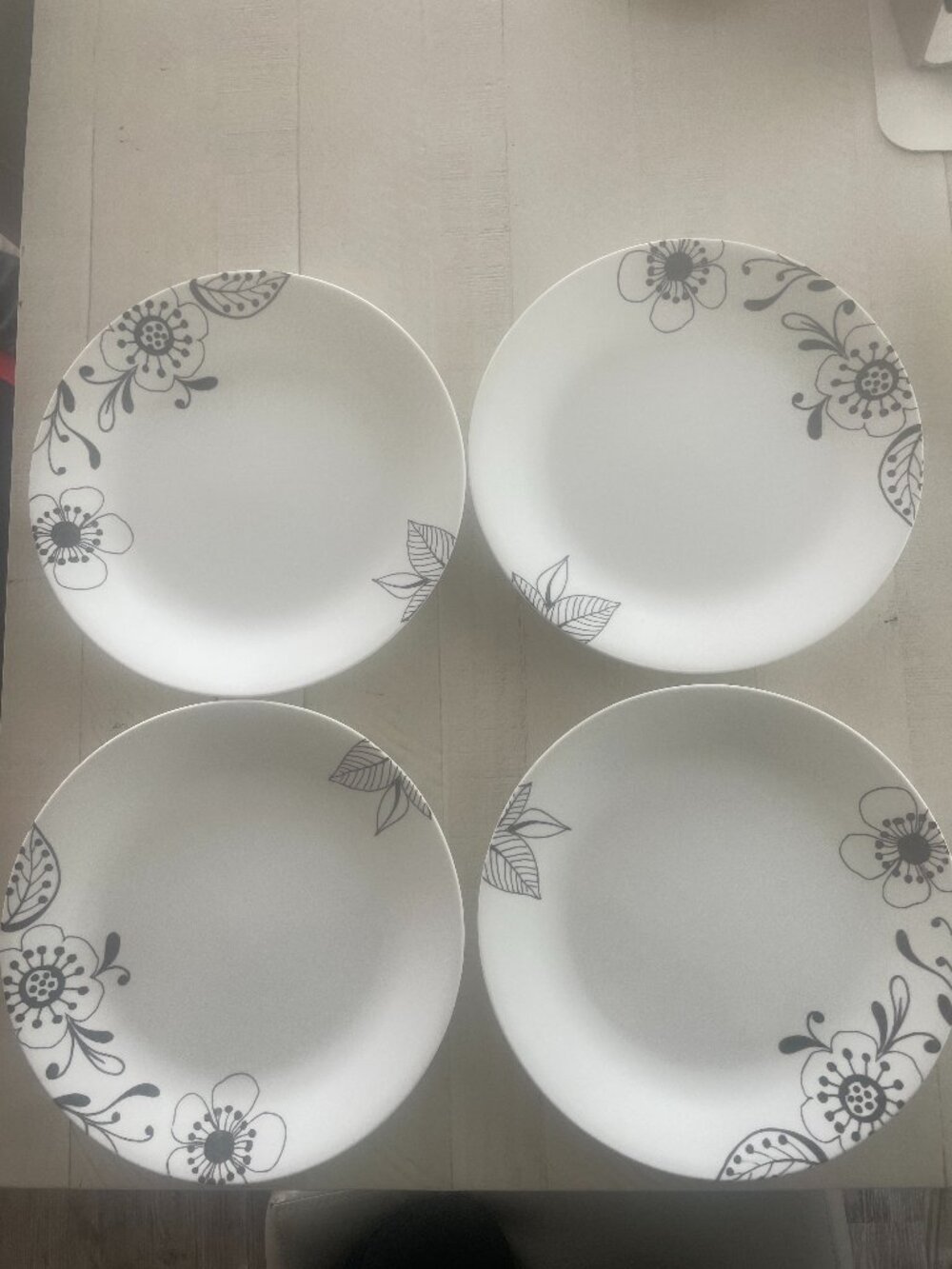 CORNING CORELLE FLORAL NOIR DINNER PLATES SET OF 4 PREOWNED